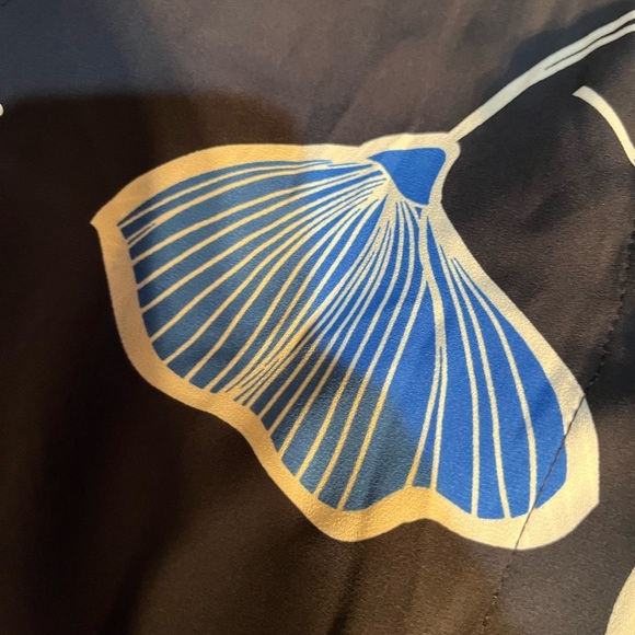 CABI Regal Floral Blue and White Floral Long Sleeve Button Front Top size Large - Picture 2 of 3